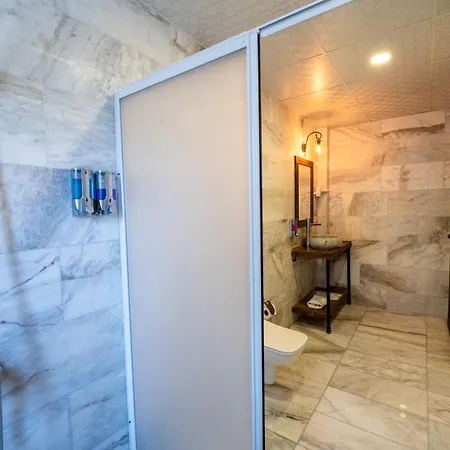 Rustic Caves Γκόρεμε